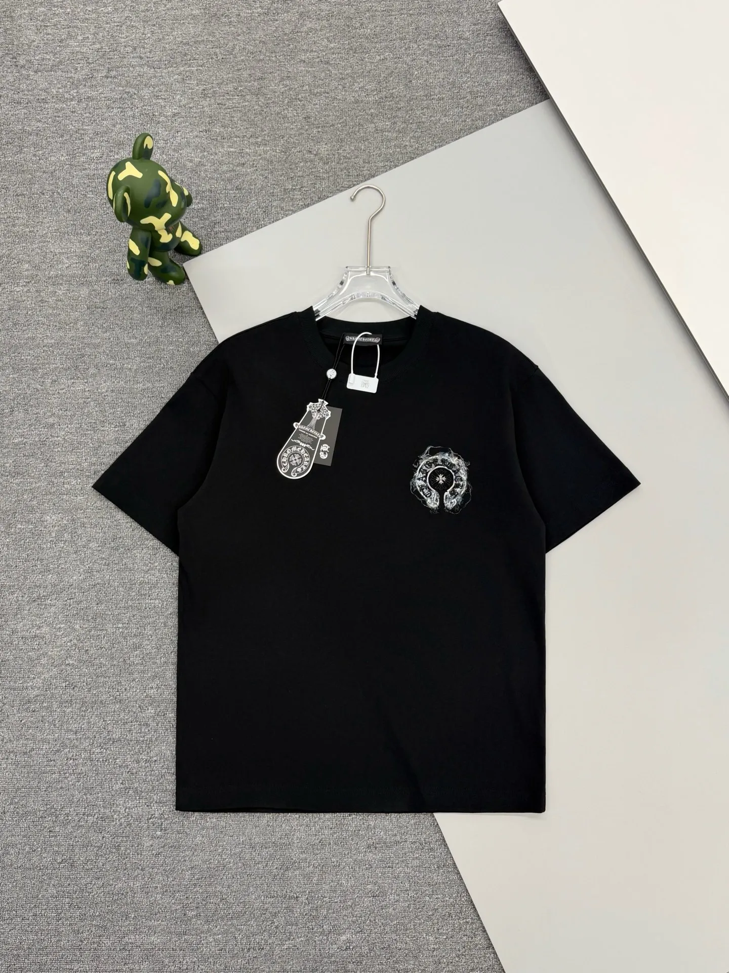 P170 [High Quality] Chrome hearts embroidered front and back printing + embroidered horseshoe brand logo, front and back panels are designed with embroidery + printing + rivet embroidery heavy craftsmanship. High-end customized 32 count 280g fabric. Soft to the touch. Comfortable to wear. Exquisite stitching. Fine workmanship. The upper body effect is incomparably handsome! Same style for men and women 𝐂𝐎𝐋𝐎𝐔𝐑: White Black 𝐒𝐈𝐙𝐄: S-XL Size chart: S: Shoulder width 51-Bust 55-Length 70 M: Shoulder width 53-Bust 57-Length 72 L: Shoulder width 55-Bust 59-Length 74 XL: shoulder width 57-bust 61-length 76